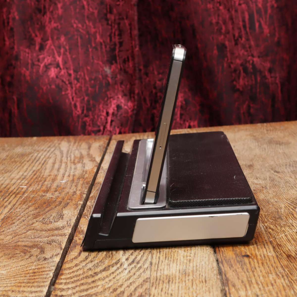 iPhone 4s 32GB A1387 and iPega Docking Station Speaker