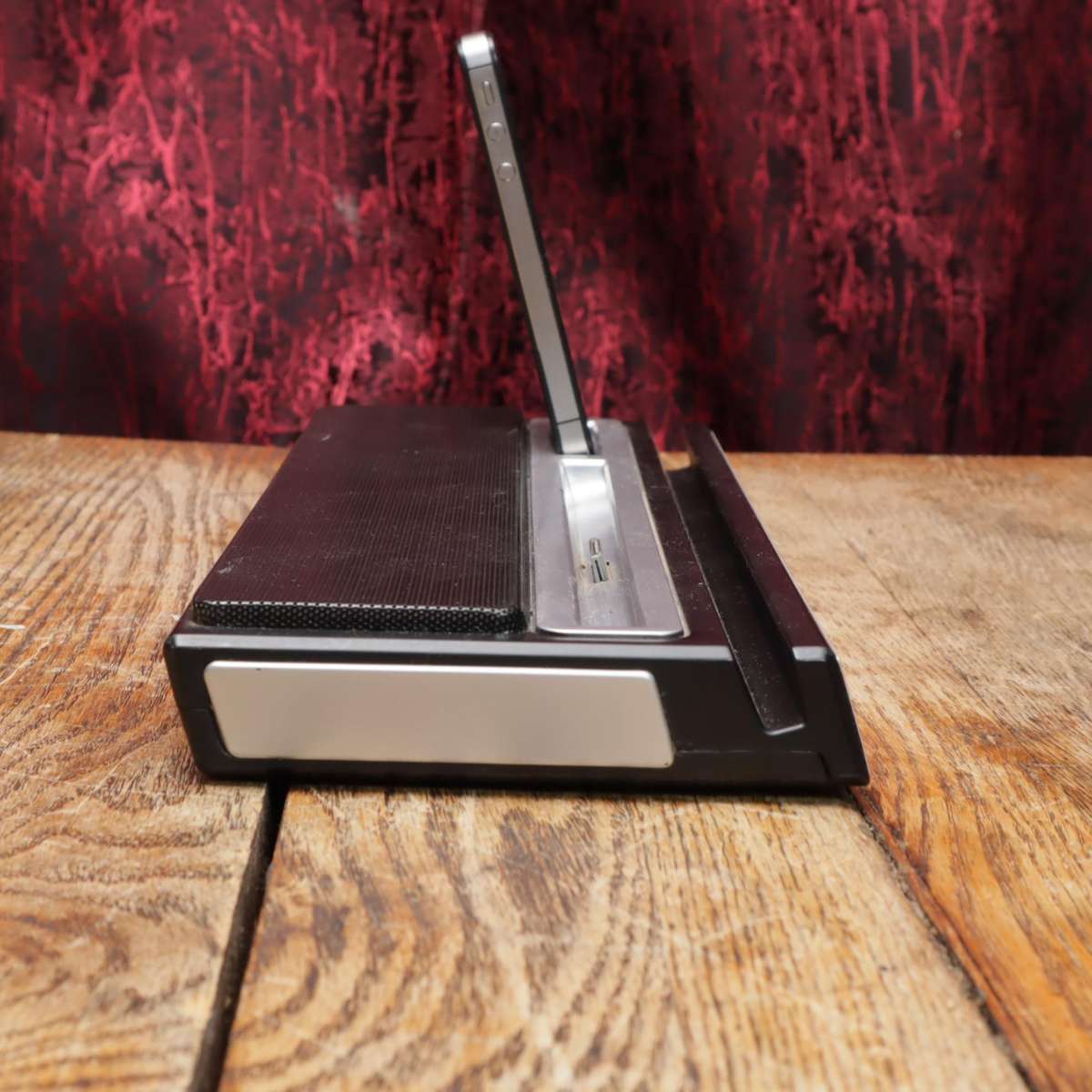 iPhone 4s 32GB A1387 and iPega Docking Station Speaker