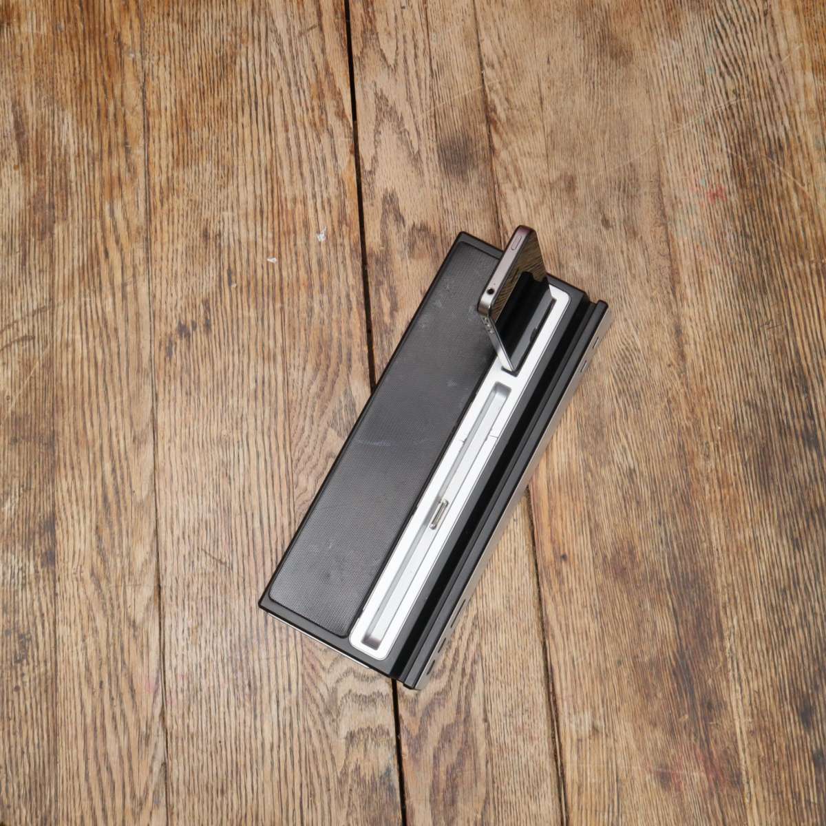 iPhone 4s 32GB A1387 and iPega Docking Station Speaker