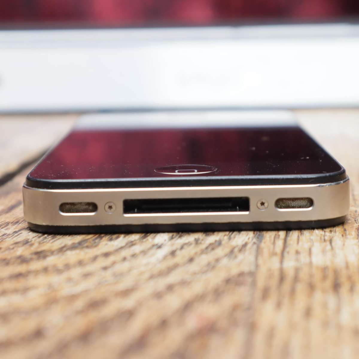 iPhone 4s 32GB A1387 and iPega Docking Station Speaker