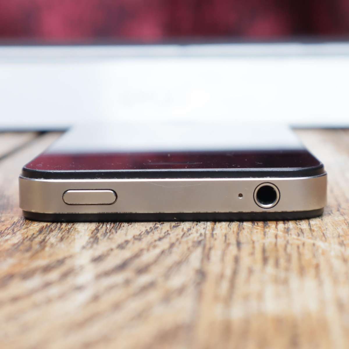 iPhone 4s 32GB A1387 and iPega Docking Station Speaker