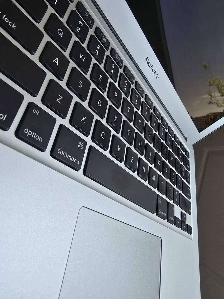 Pre-owned MacBook Air 13-inch, Model A1466 2015