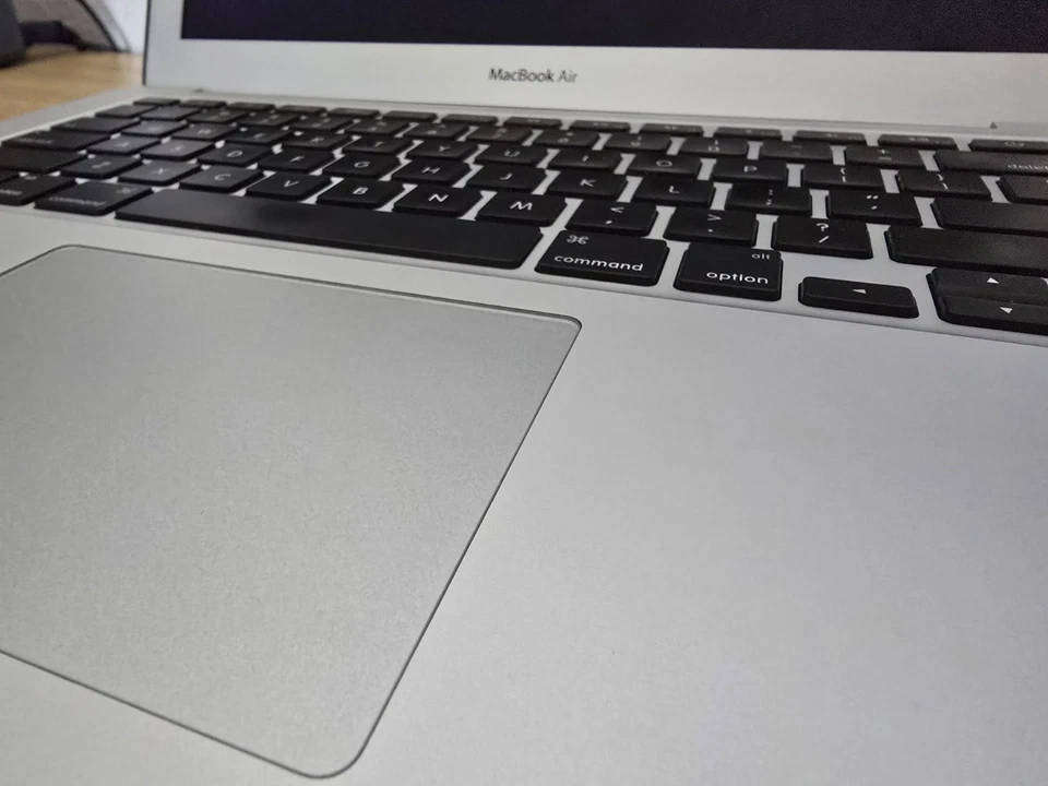 Pre-owned MacBook Air 13-inch, Model A1466 2015