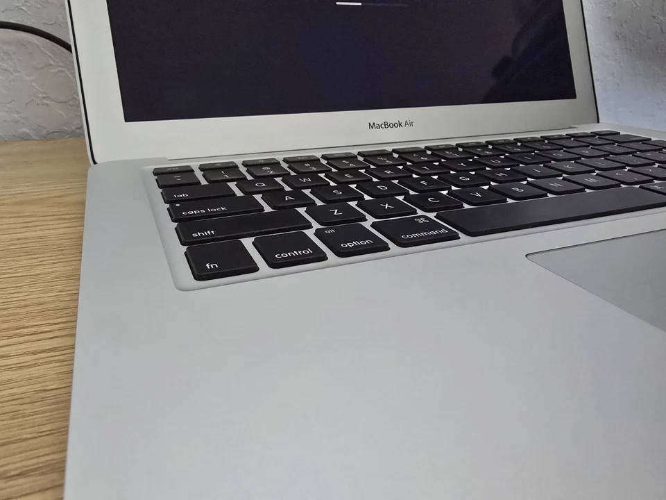Pre-owned MacBook Air 13-inch, Model A1466 2015