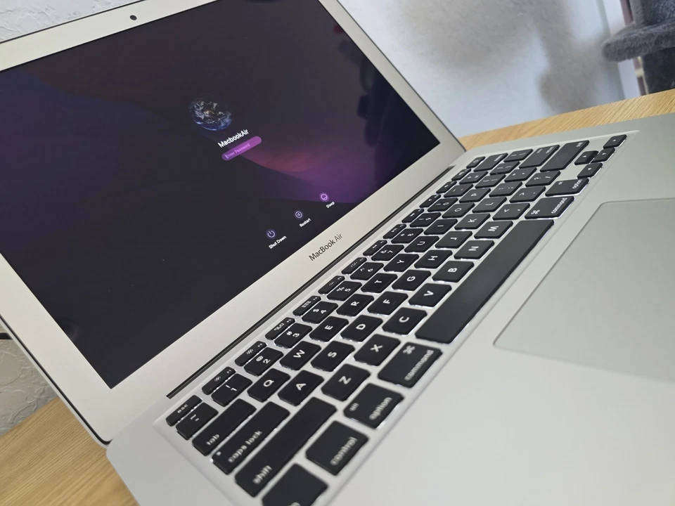 Pre-owned MacBook Air 13-inch, Model A1466 2015