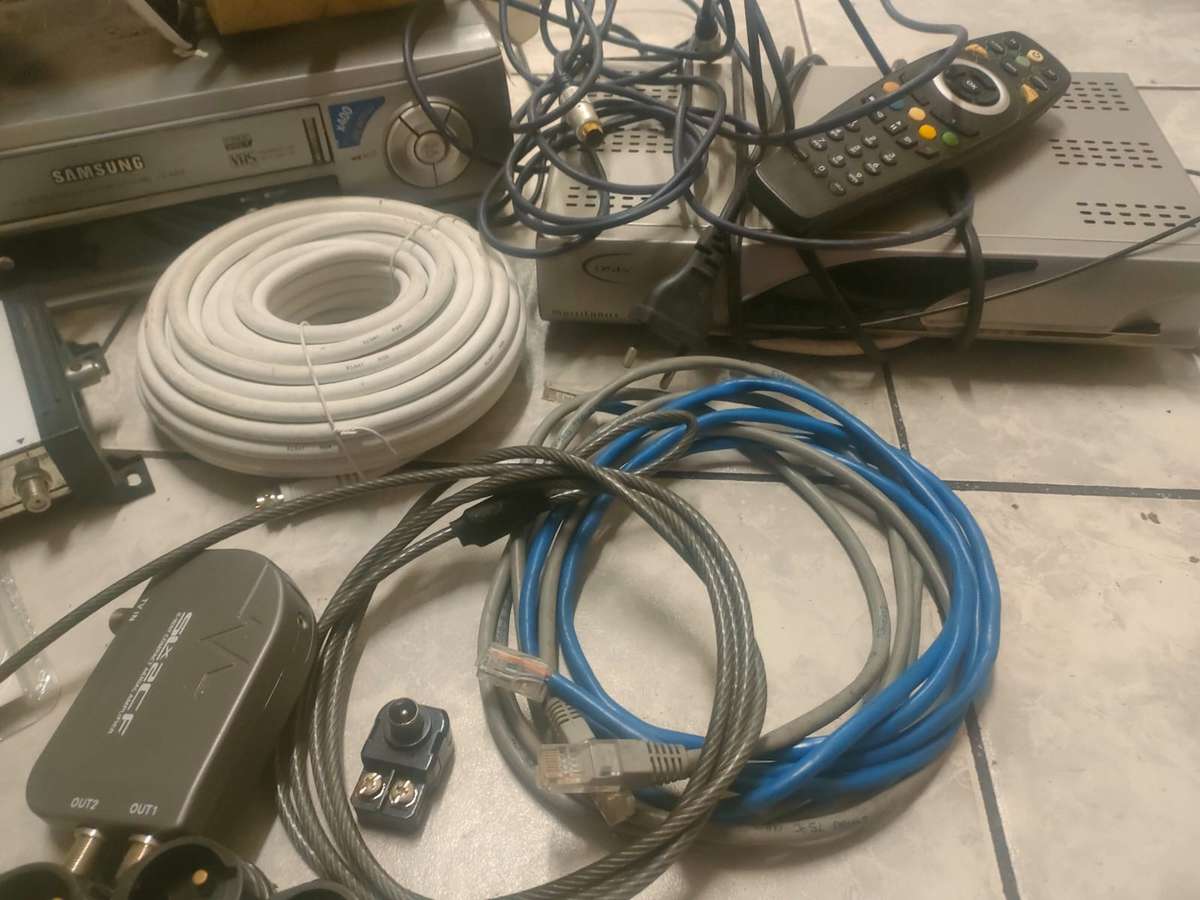 Lot Chargers / Electronics / TV items / Cables / ETC