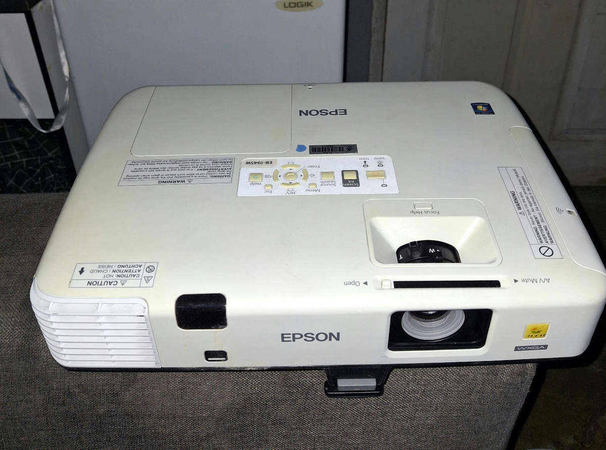 Epson Professional High Res Projector Model1945W WXGA 3LCD  - HDMI, VGA, USB, Wireless - Used