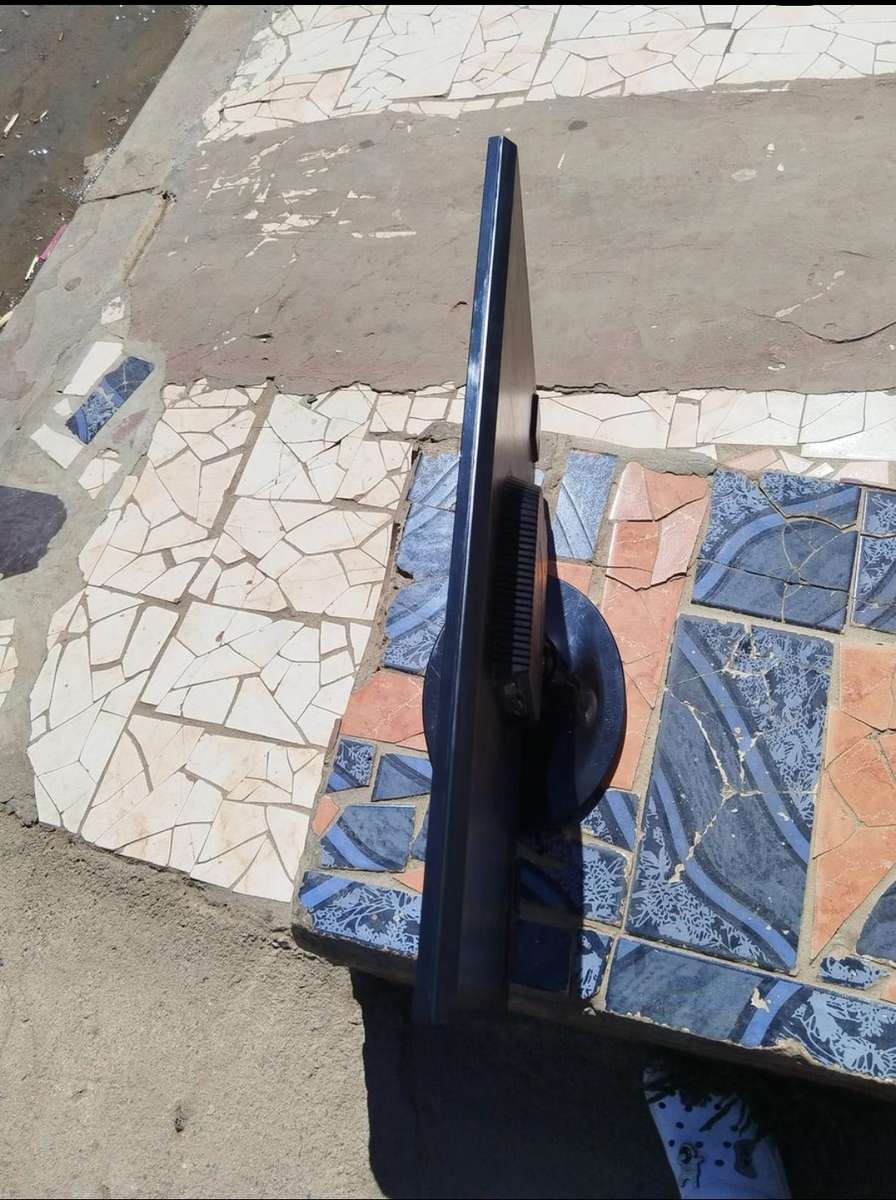 Mercer A2356 is a 23-inch LED monitor SECONDHAND- FREE VGA AND POWERCABLE