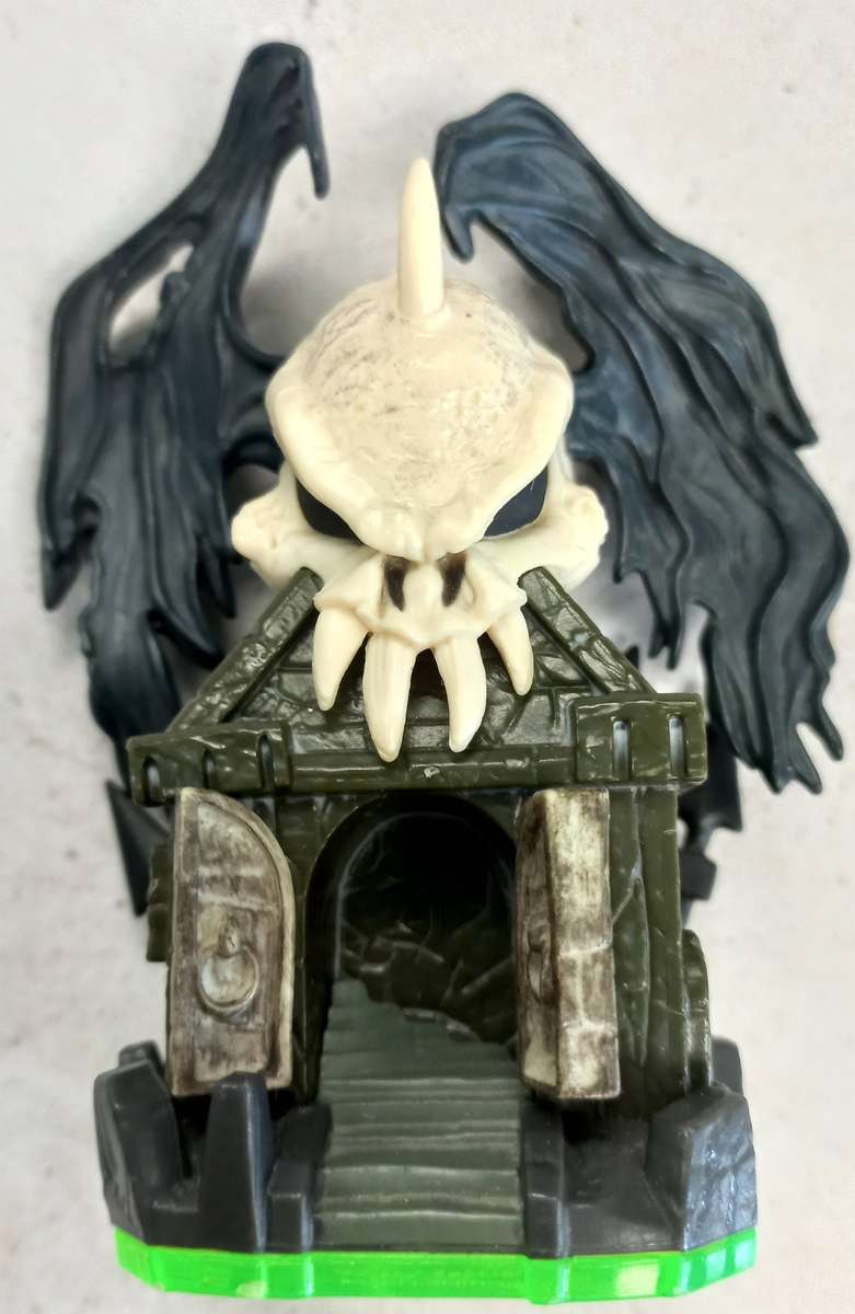 Darklight Crypt Figurine - Skylanders Spyros Adventure