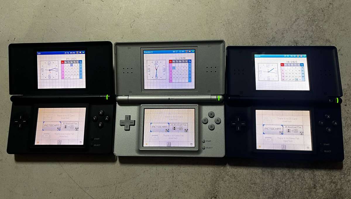 Lot of 3 Nintendo DS Consoles - Powers On, Not Reading Games