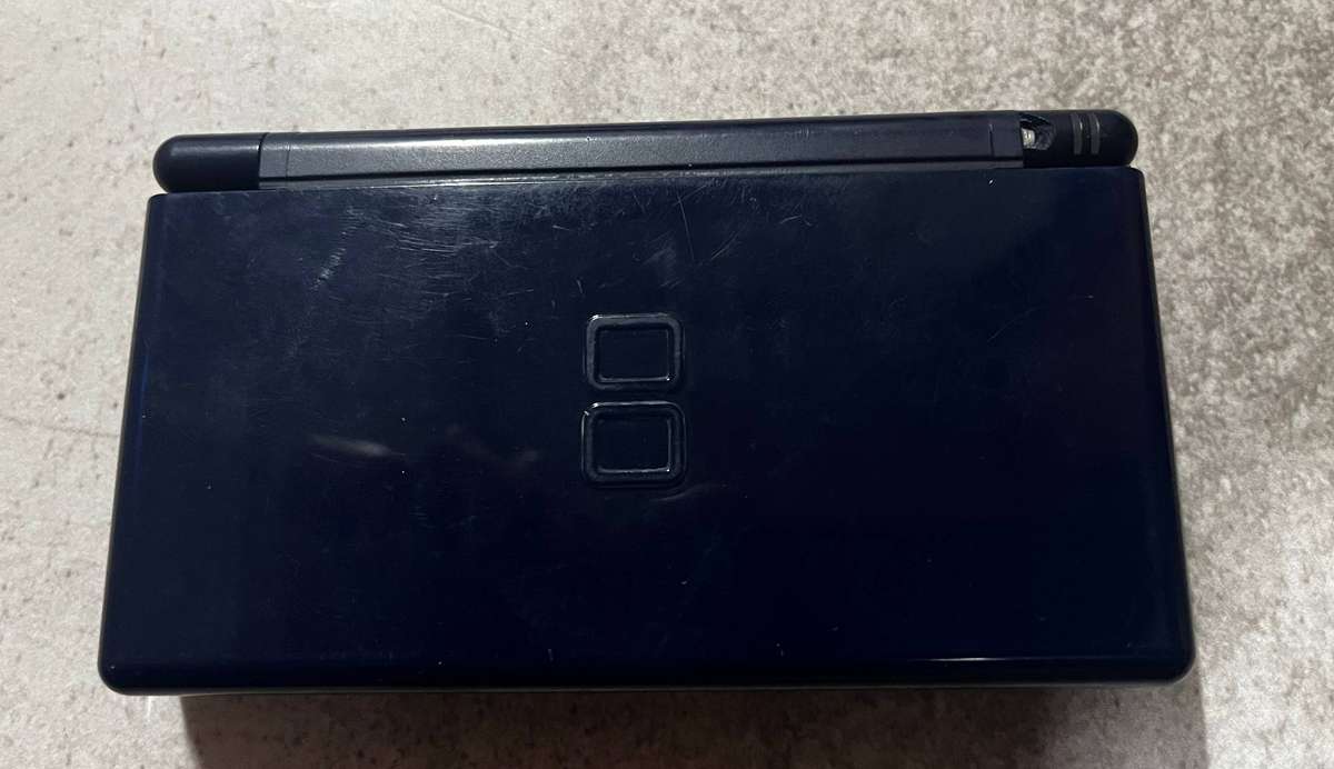 Lot of 3 Nintendo DS Consoles - Powers On, Not Reading Games