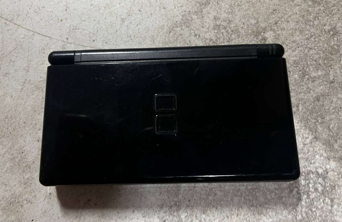 Lot of 3 Nintendo DS Consoles - Powers On, Not Reading Games