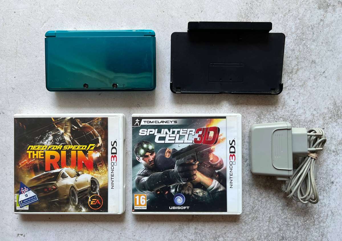 Nintendo 3DS Aqua Blue  Handheld Console + 2 Game Bundle