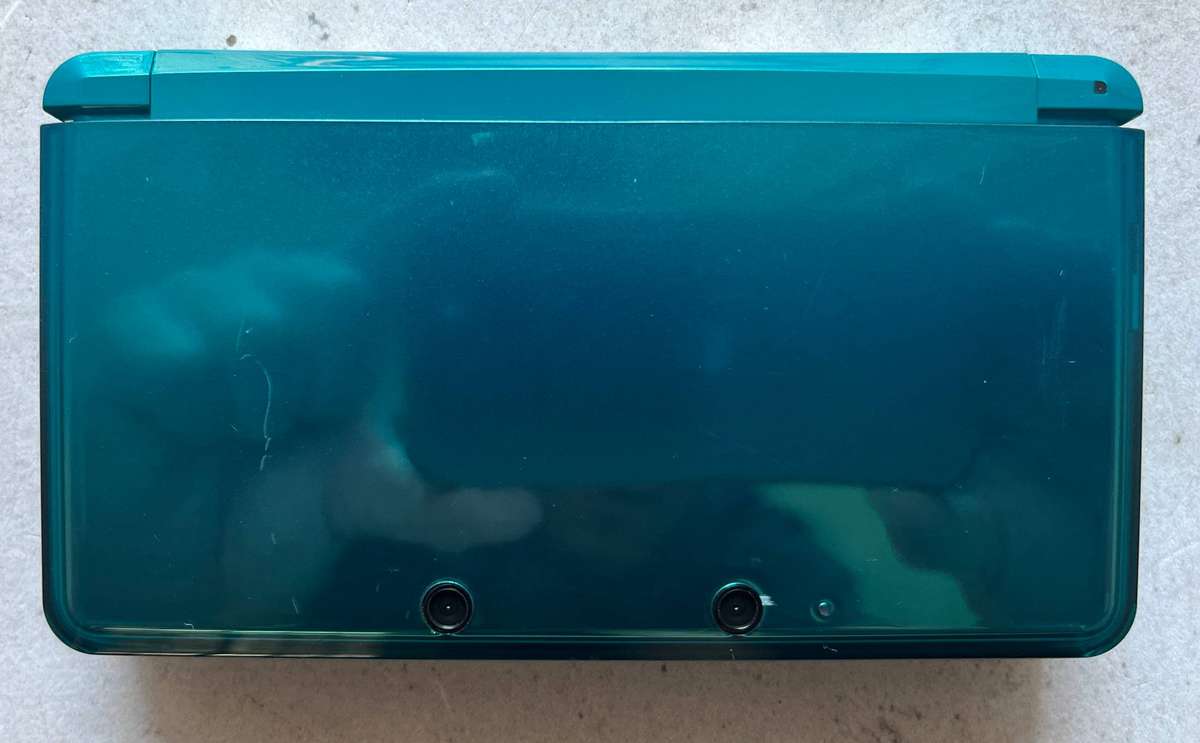 Nintendo 3DS Aqua Blue  Handheld Console + 2 Game Bundle