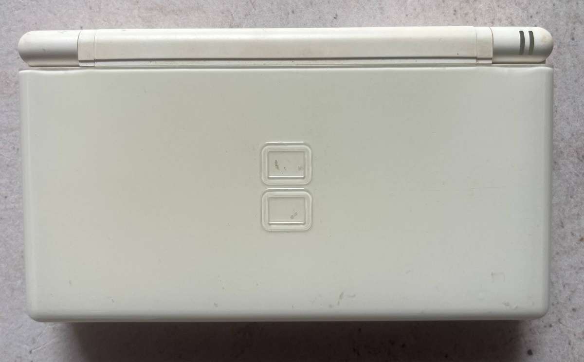 Nintendo DS + Brain Games Bundle  White  CIB  Handheld Console
