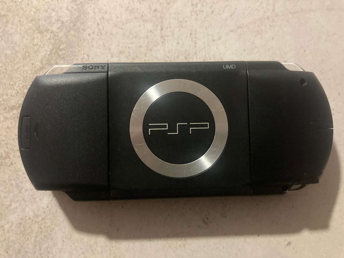 PlayStation Portable (PSP) Handheld Console (PSP1001 Black) + 5 Games