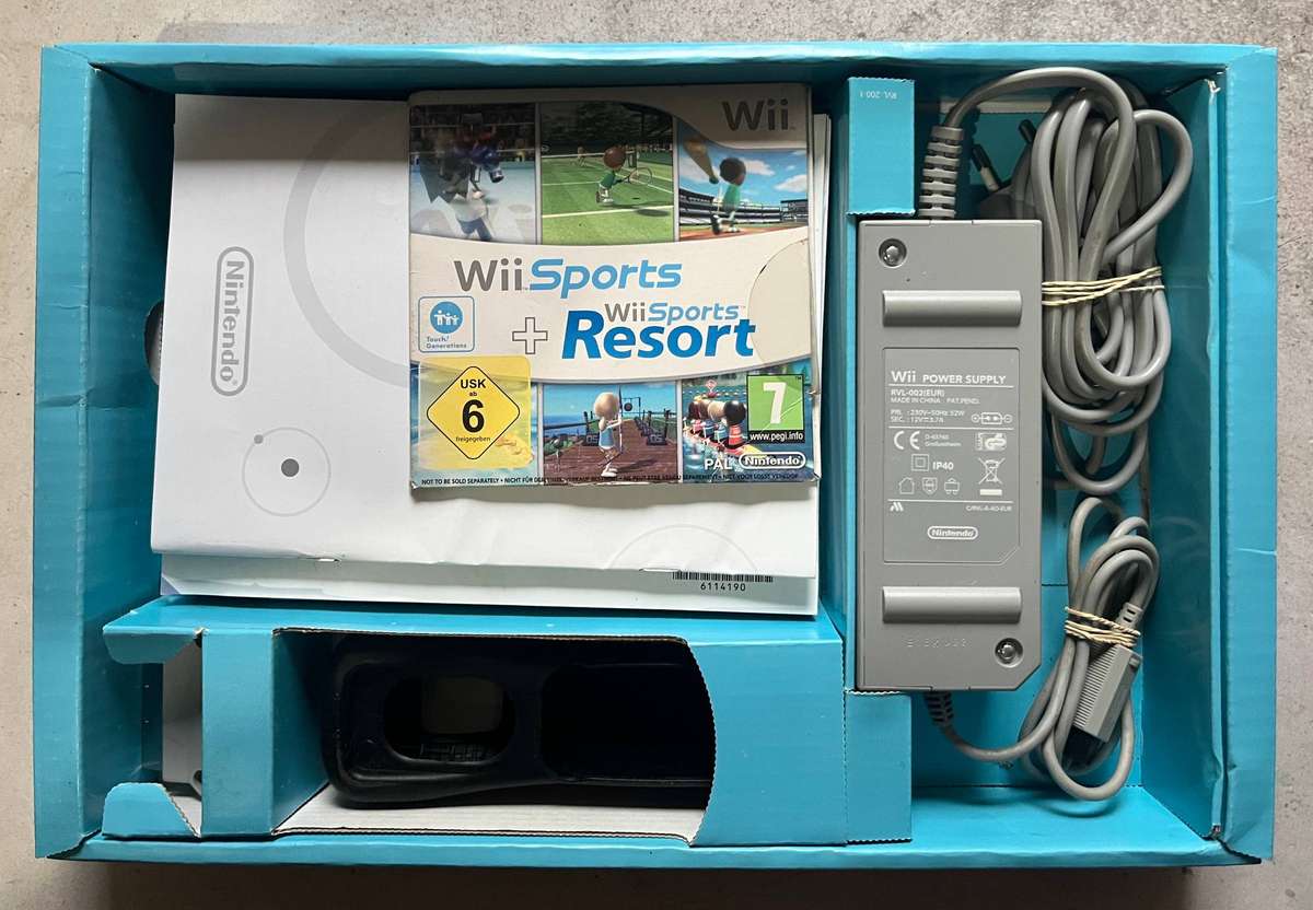 Nintendo Wii Console  Wii Sports Resort Pack (Black)  CIB  Good Condition