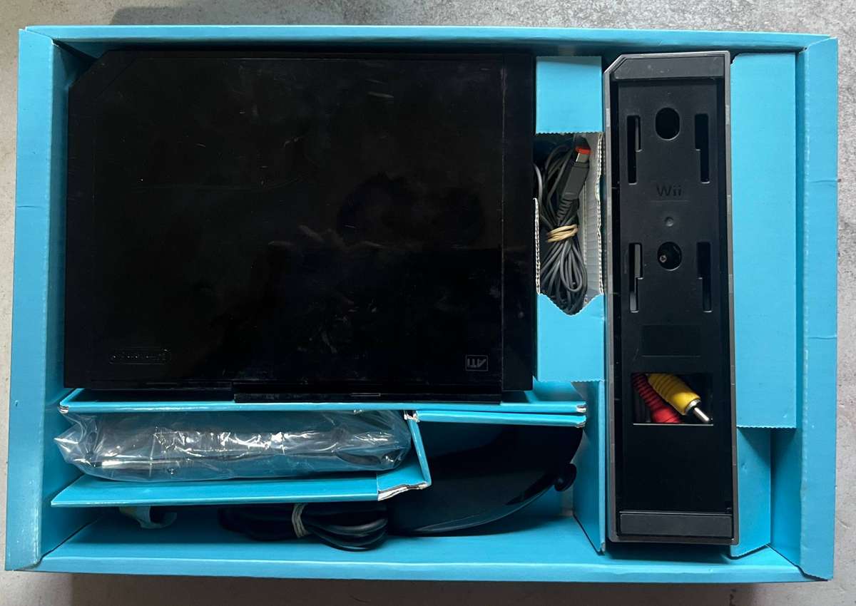 Nintendo Wii Console  Wii Sports Resort Pack (Black)  CIB  Good Condition