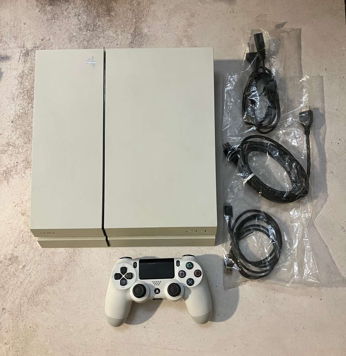 Sony PlayStation 4 Console (CUH-1206A 500GB) - Arctic White - In Original Box + 1 PS4 Game