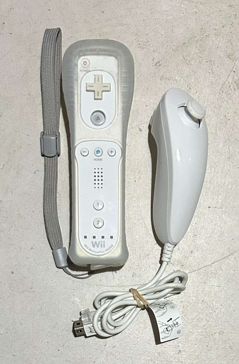 Wii Remote (Motion Plus Inside) + Nunchucks - White (Wii)