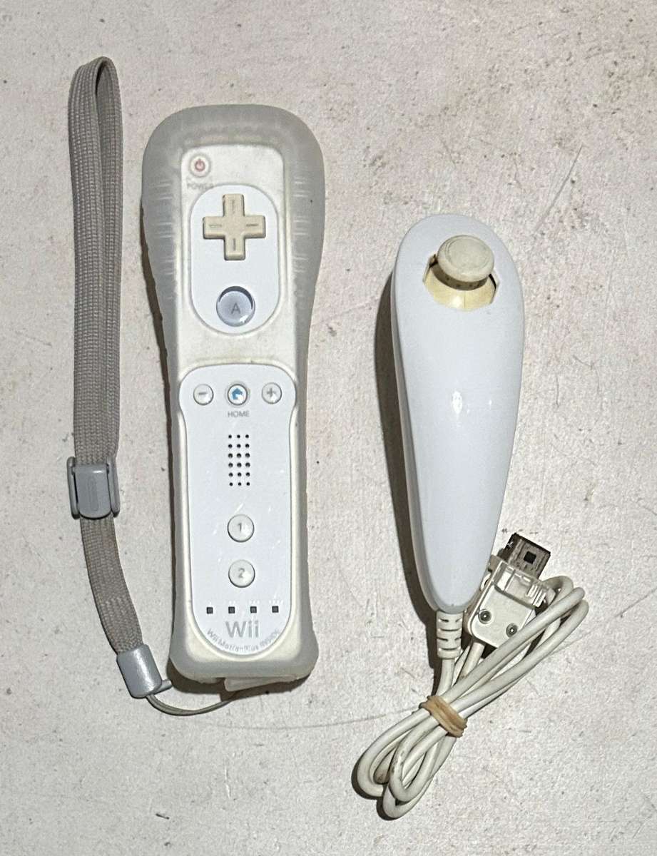 Wii Remote (Motion Plus Inside) + Nunchucks - White (Wii)