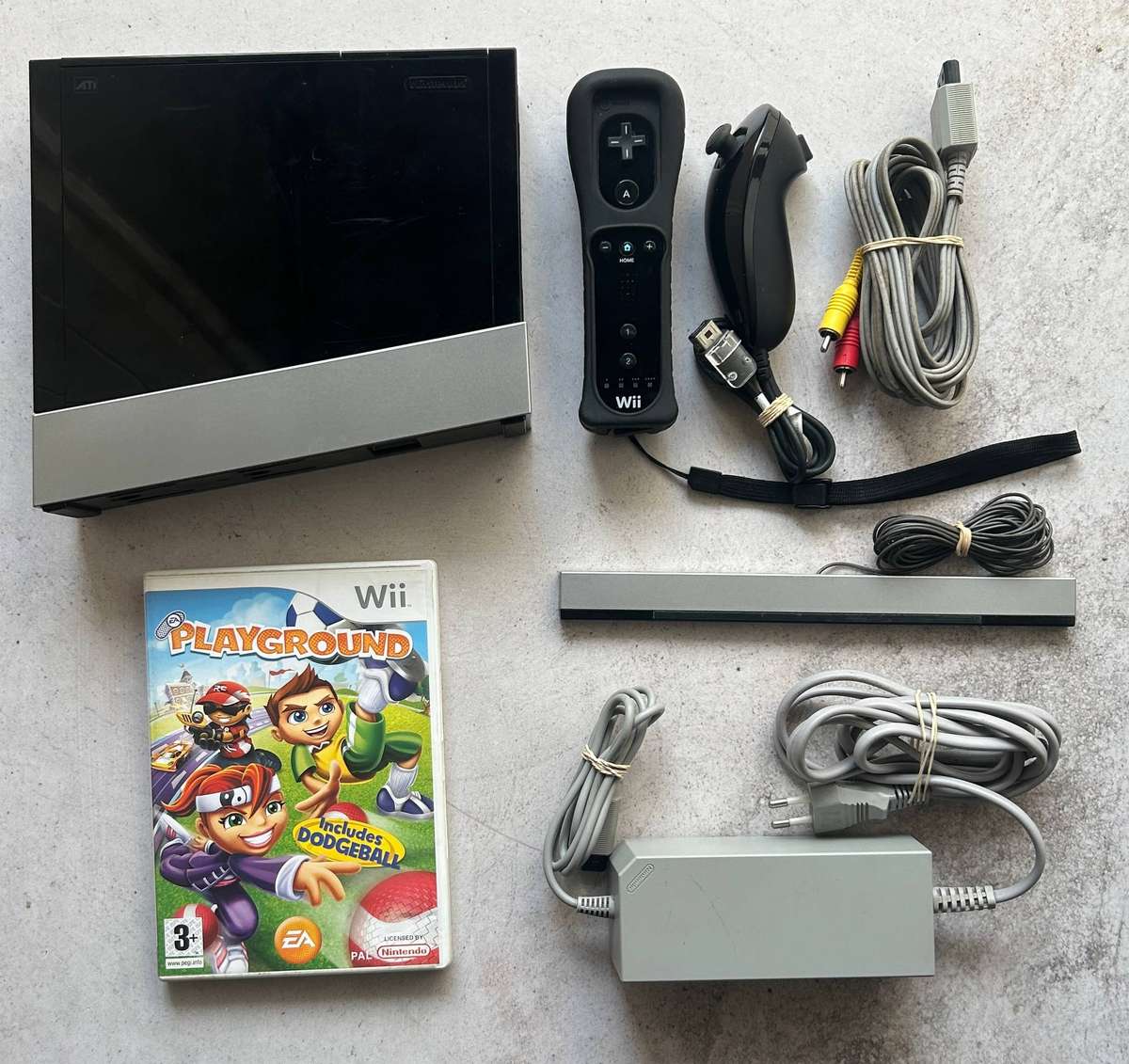 Wii Console (Black) + EA Playground  Nintendo Wii Bundle