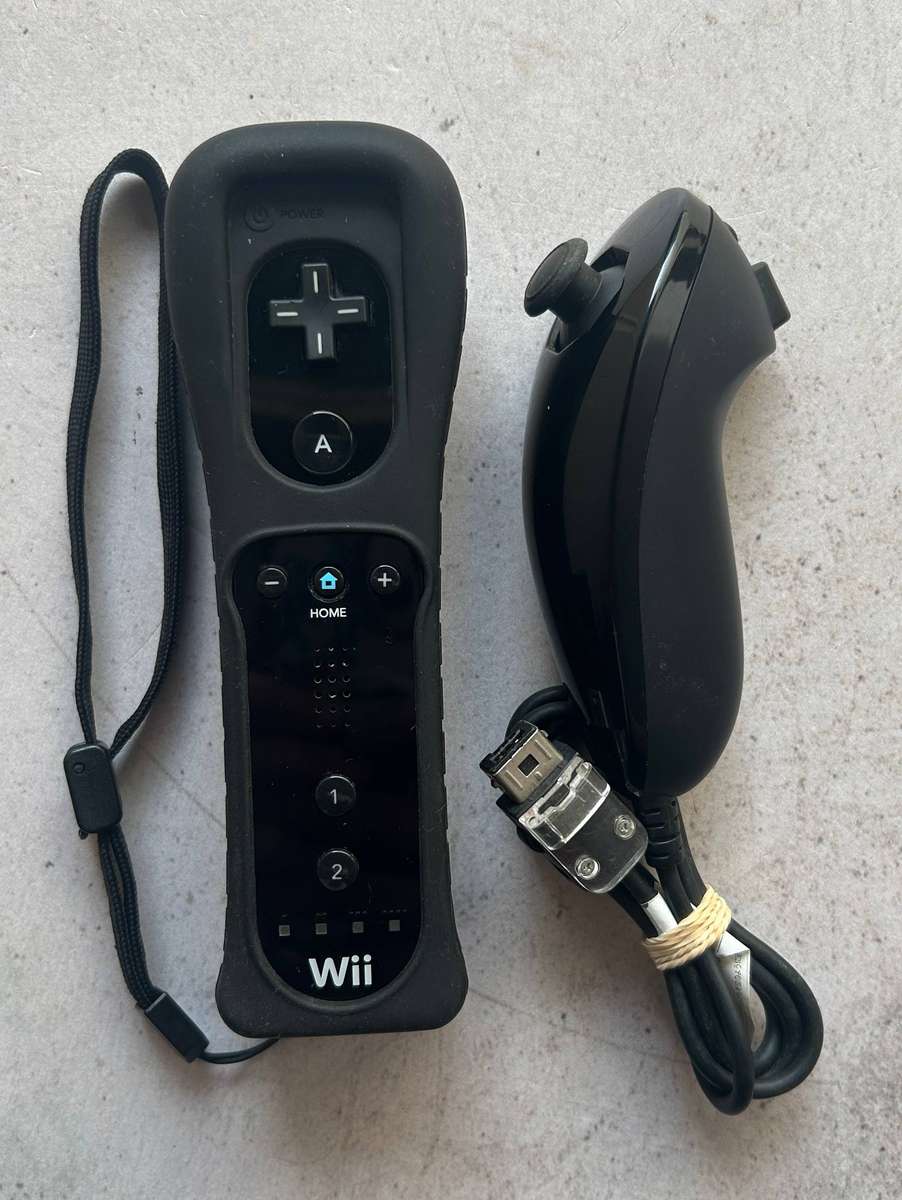 Wii Console (Black) + EA Playground  Nintendo Wii Bundle