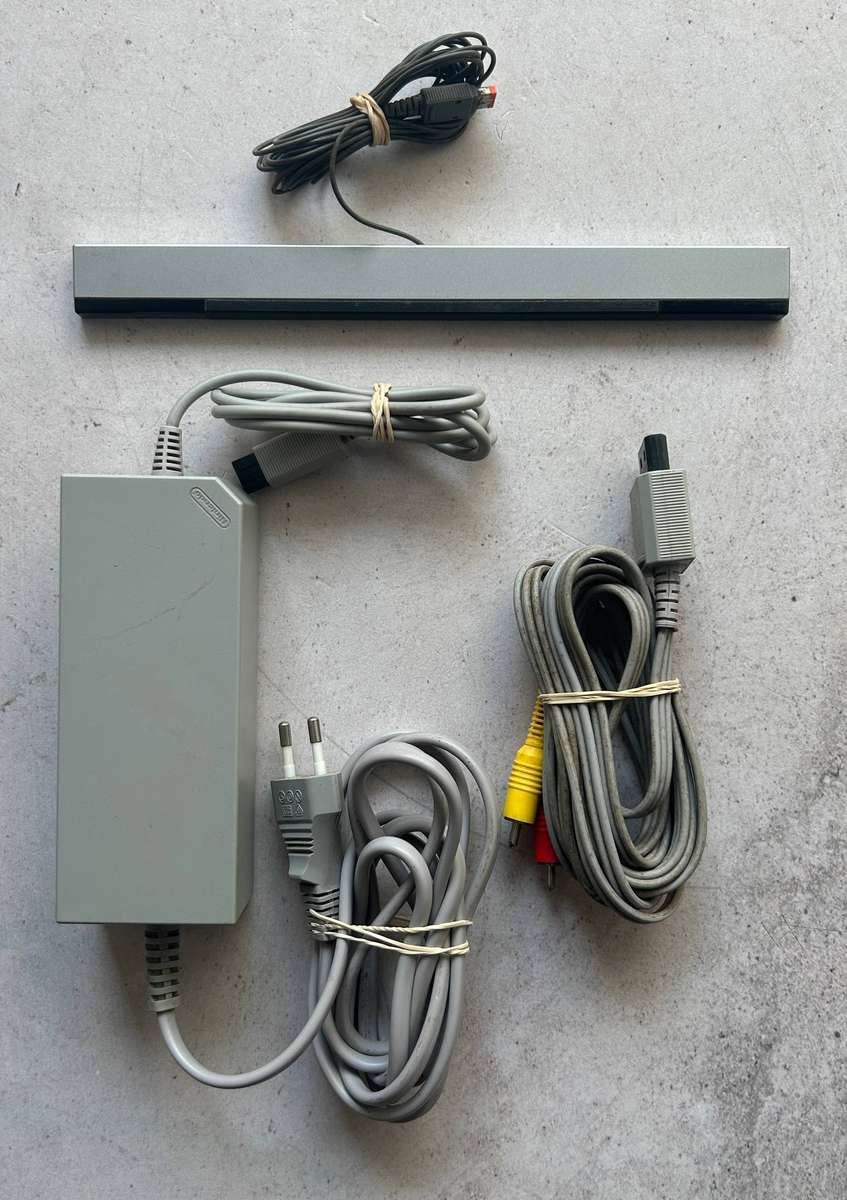 Wii Console (Black) + EA Playground  Nintendo Wii Bundle