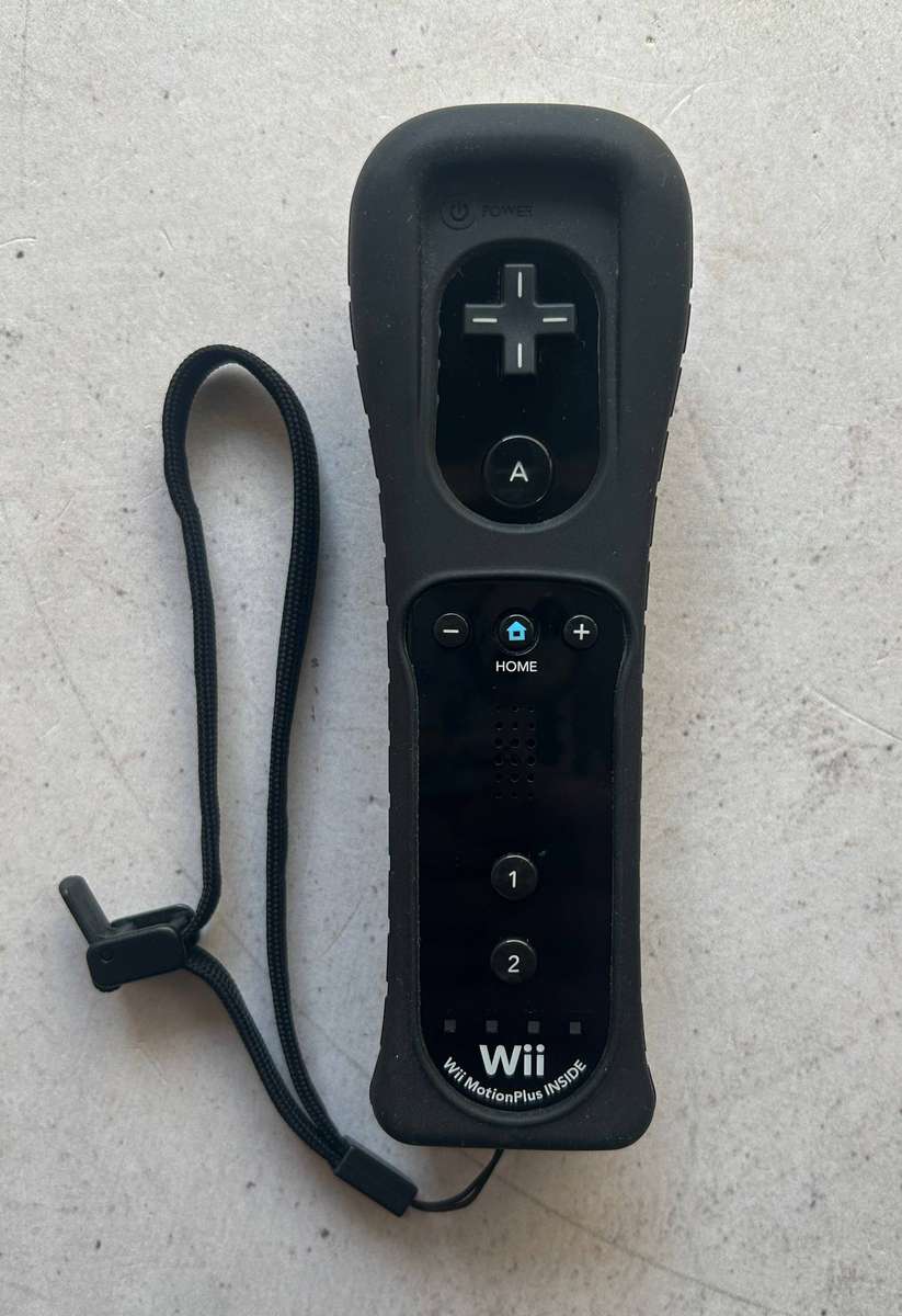Wii Remote + Nunchuck (Black) with Protective Cover - Official Nintendo