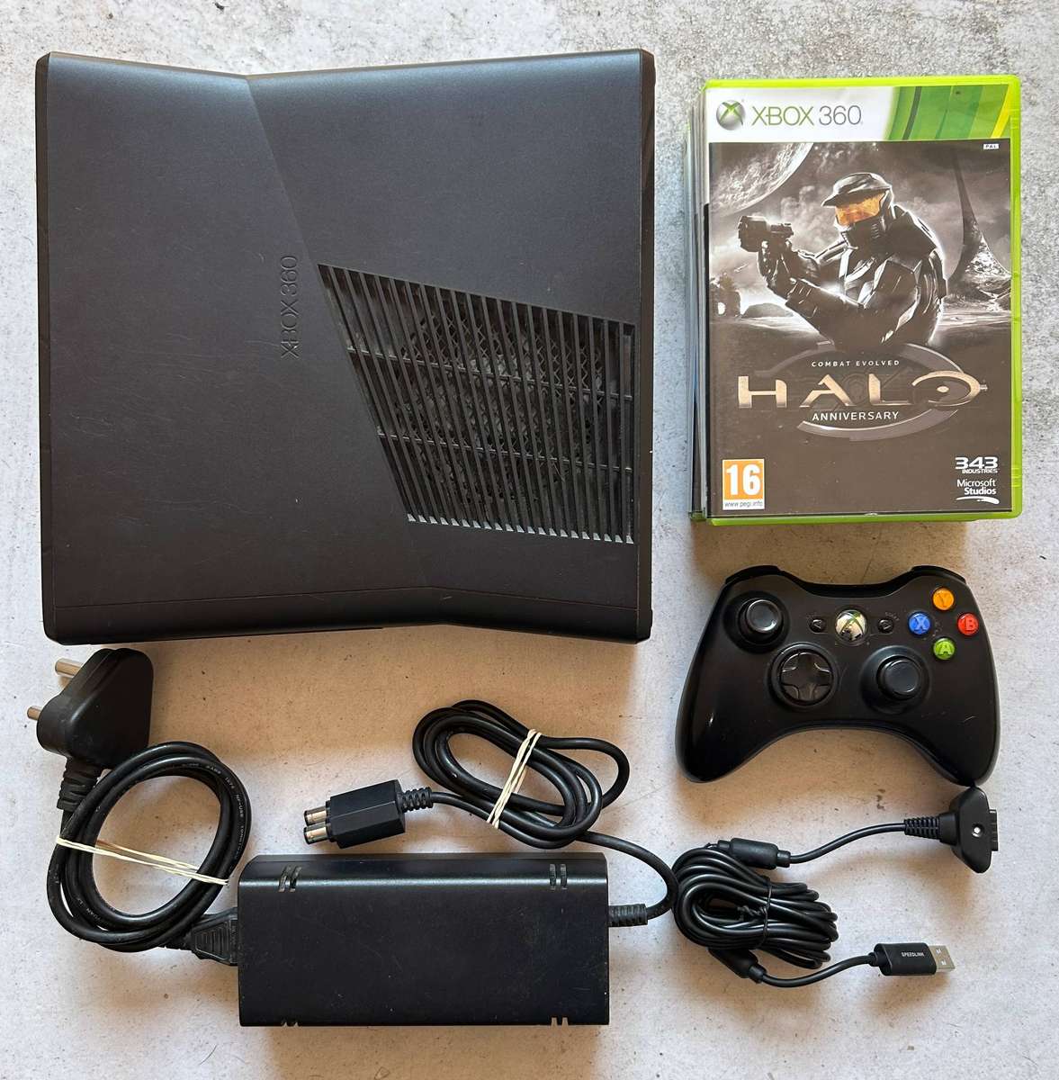 XBOX 360 (320 GB) Console + 5 Games
