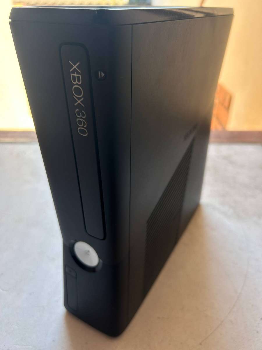 XBOX 360 (320 GB) Console + 5 Games