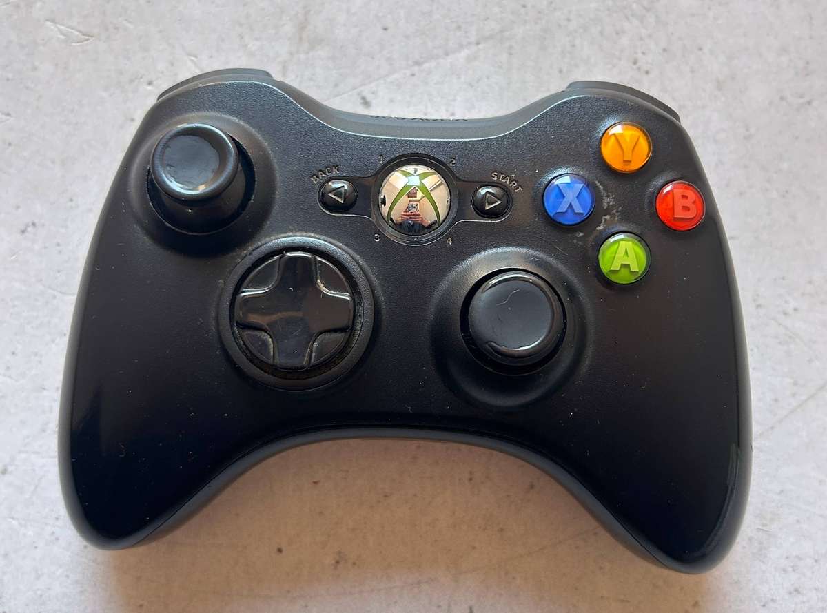 XBOX 360 (320 GB) Console + 5 Games