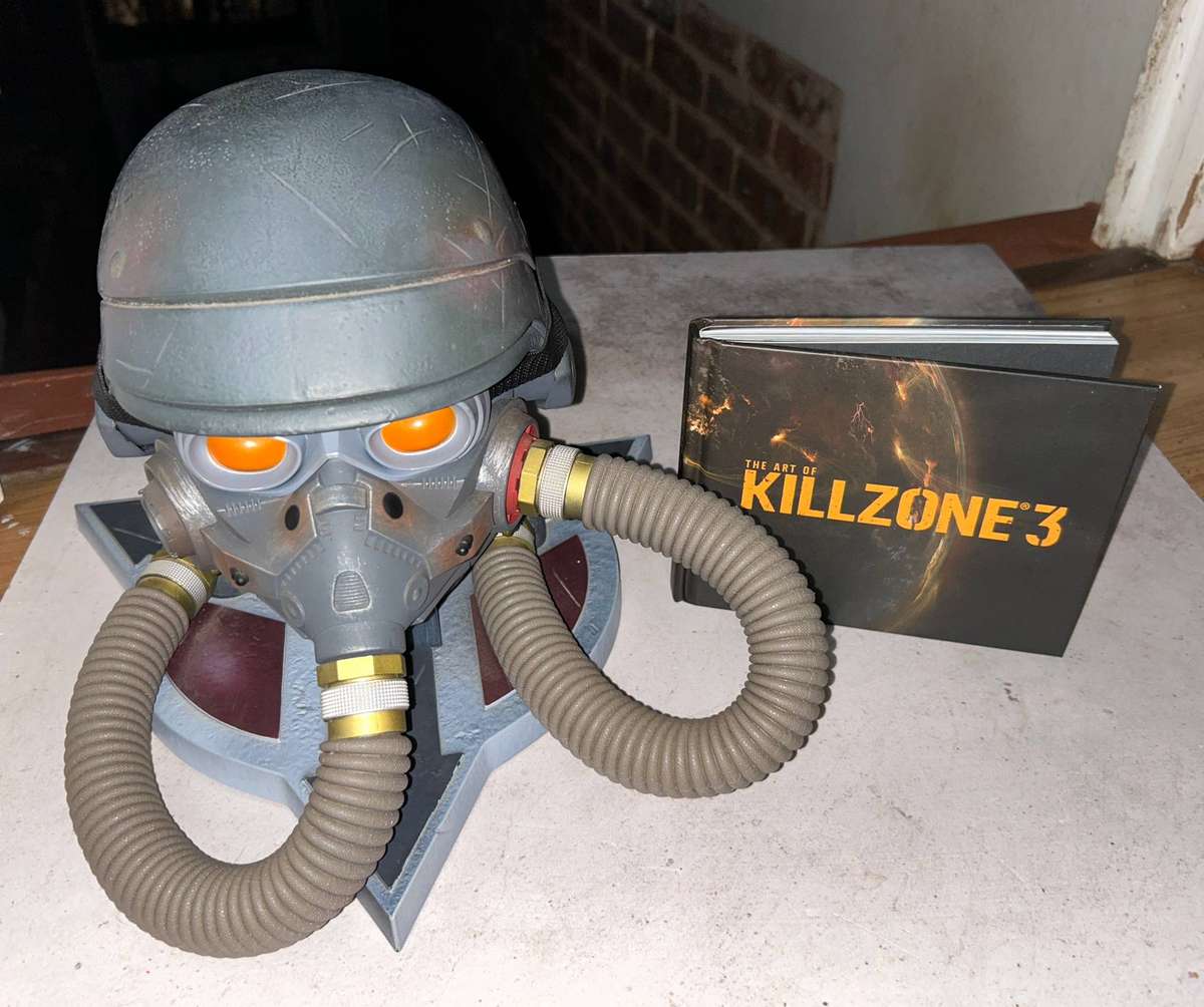 Killzone 3 Helghast Edition Helmet  Collectors Edition Display