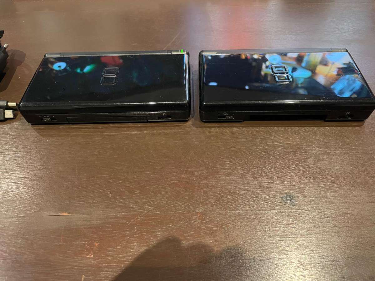 2 X Nintendo DS (Excellent Condition)