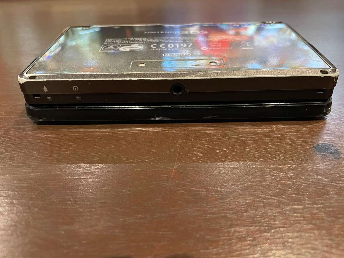 Nintendo 3DS (Charger Included, Worn Condition)