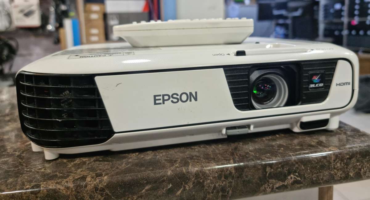 EPSON LCD PROJECTOR H720B ,3200 LUMENS