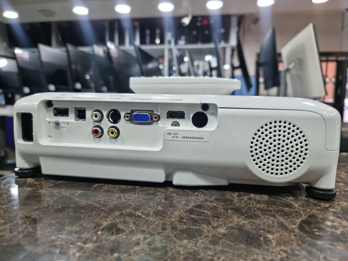 EPSON LCD PROJECTOR H720B ,3200 LUMENS