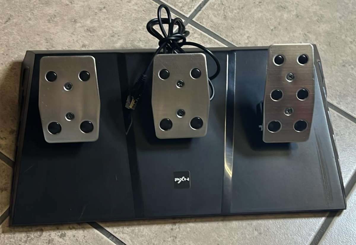 SECOND HAND PXN V9 Gaming Steering Wheel 270-900 degree with 3 Pedals and Gear Shifter