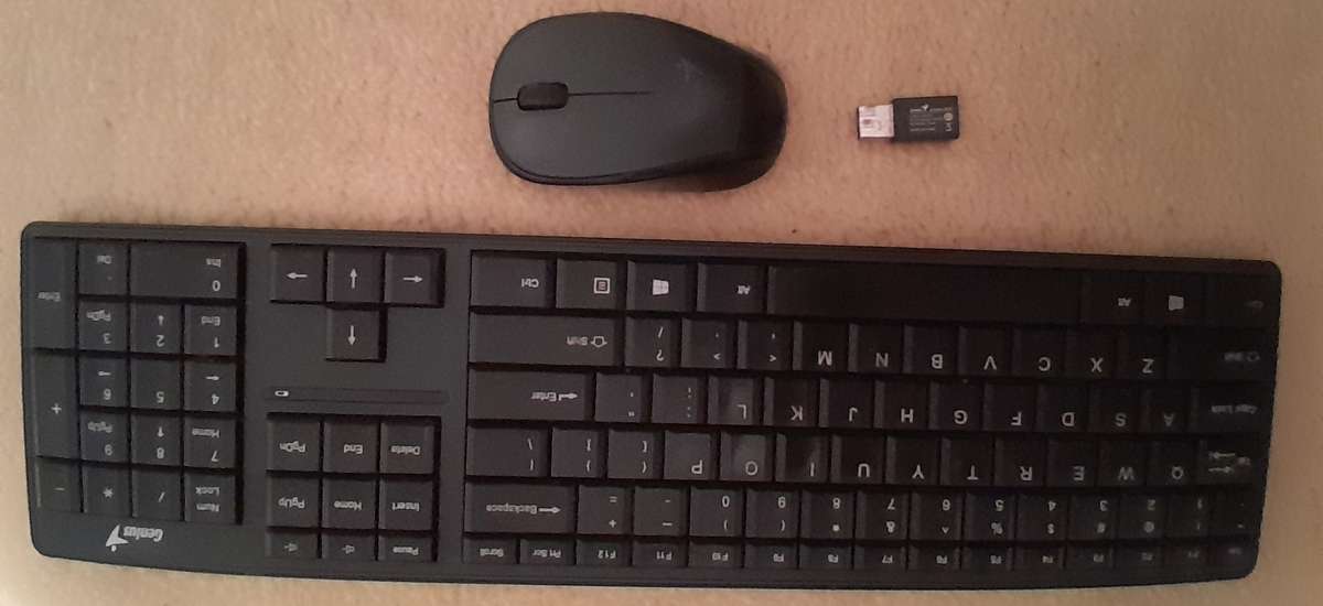 Genius SlimStar 8000 Mouse and Keyboard with 3 complementary Duracell Optimum batteries