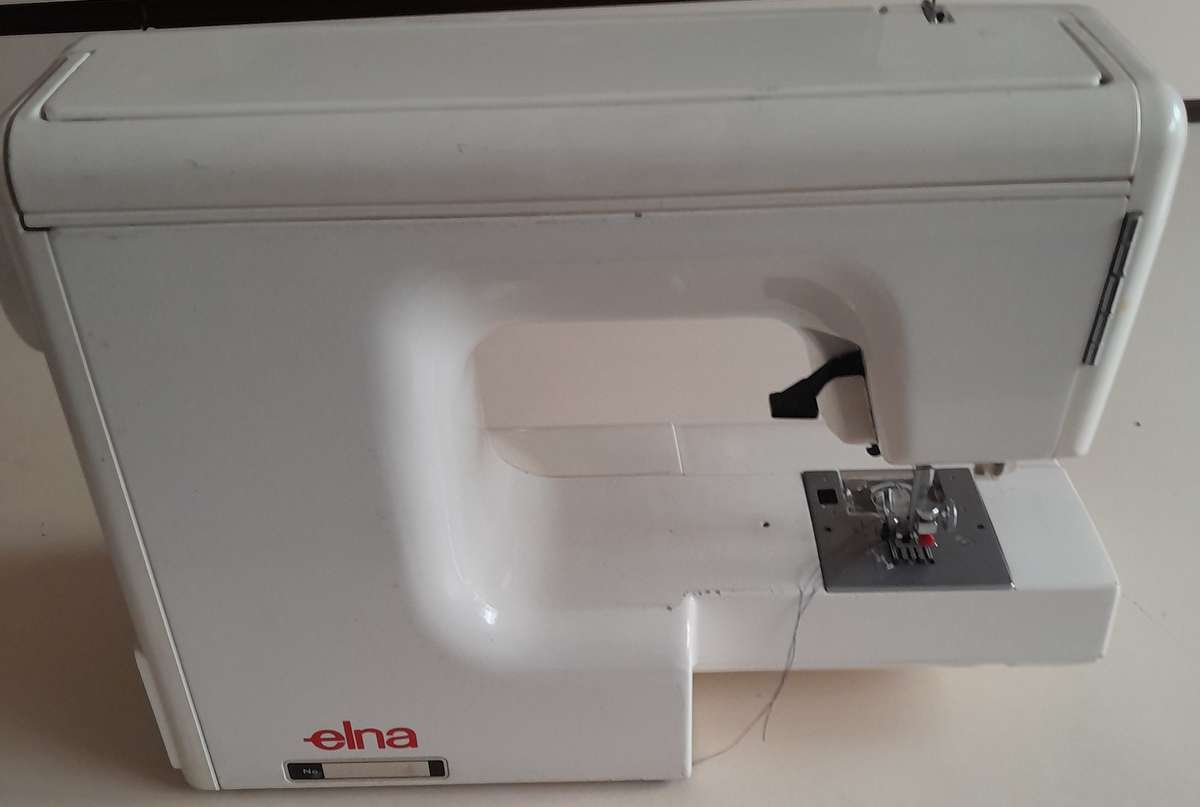 Elna Junior Club Sewing Machine - Ideal for beginner or basic sewing or tailoring.