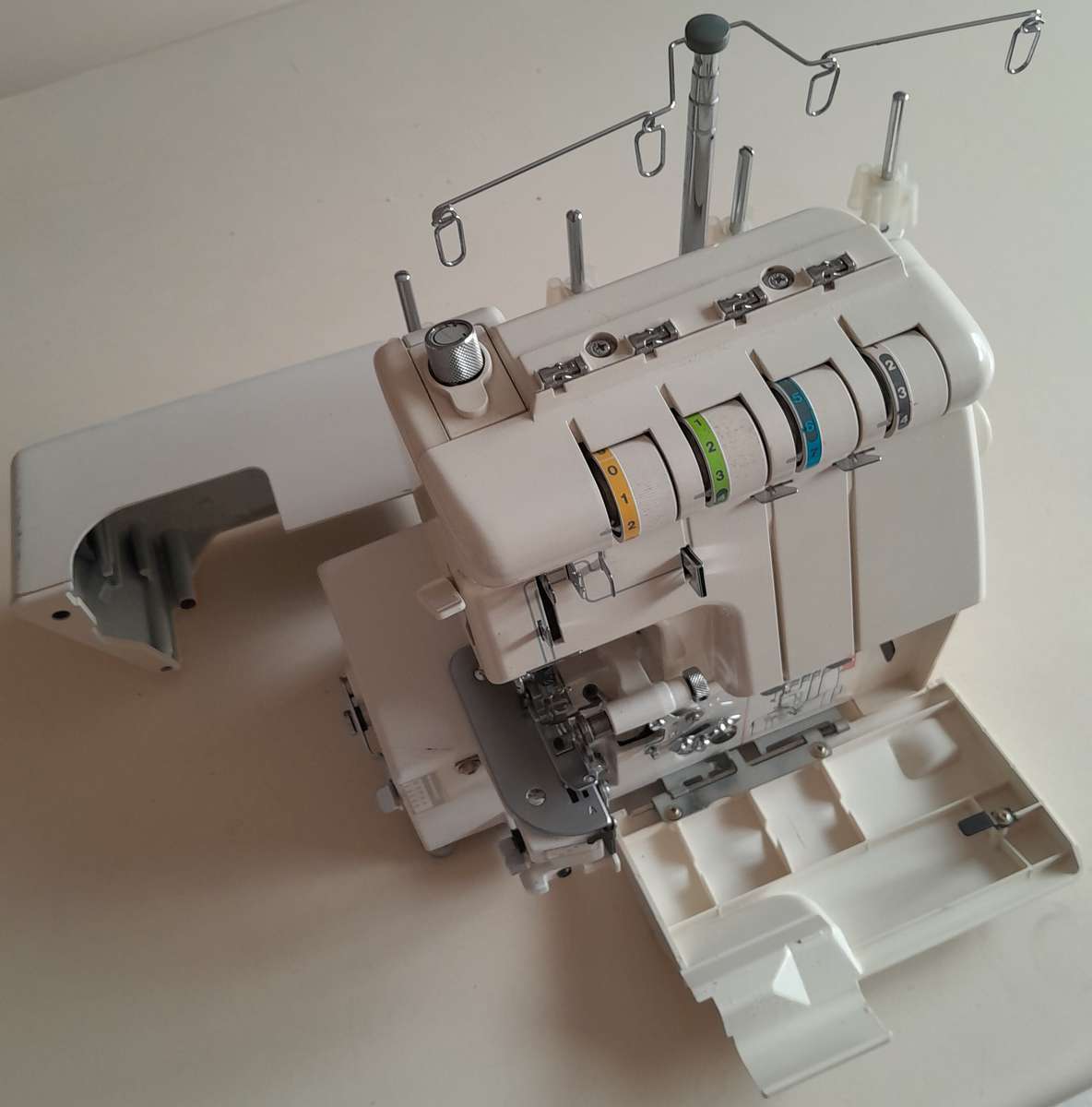 Toyota Differential Overlocker 3404D - Ideal for sewing enthusiasts and professionals