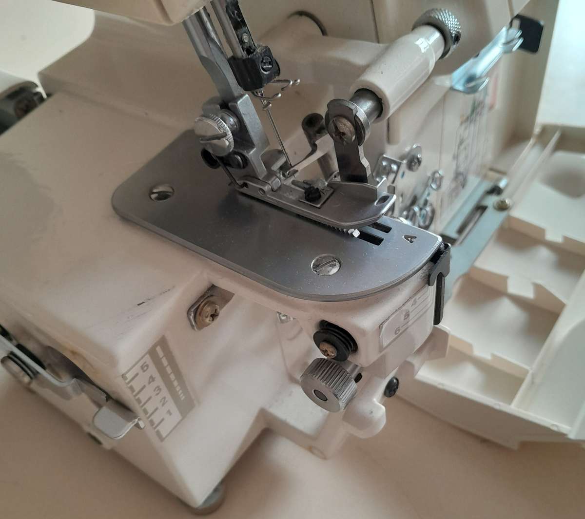 Toyota Differential Overlocker 3404D - Ideal for sewing enthusiasts and professionals