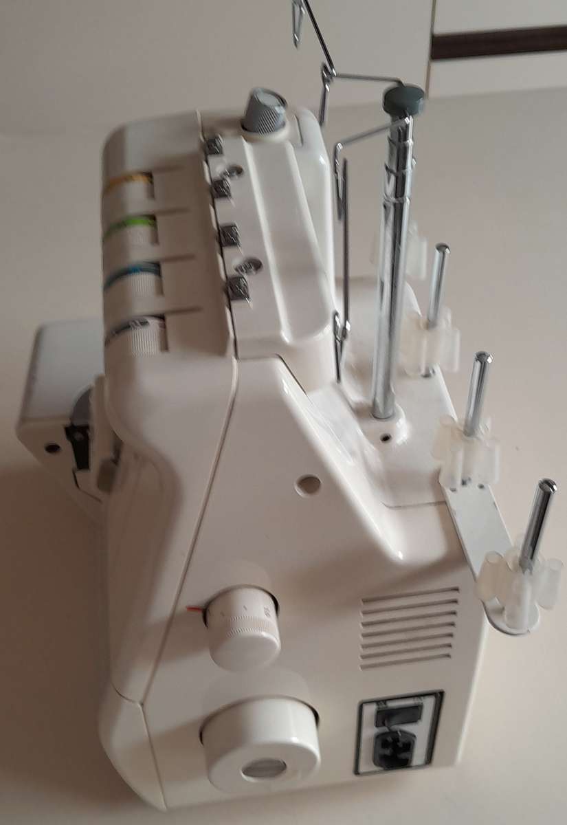 Toyota Differential Overlocker 3404D - Ideal for sewing enthusiasts and professionals