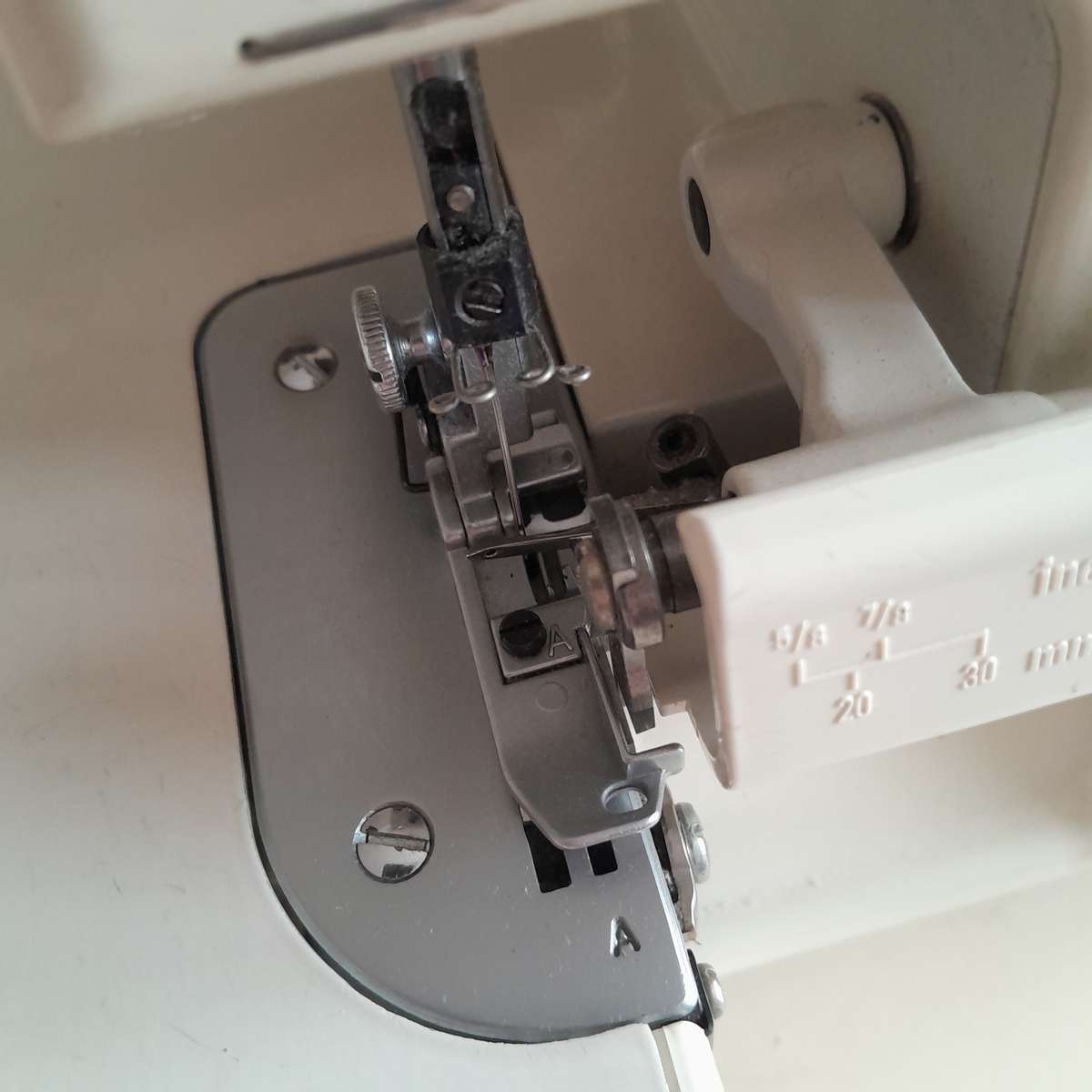 Toyota Differential Overlocker 3404D - Ideal for sewing enthusiasts and professionals