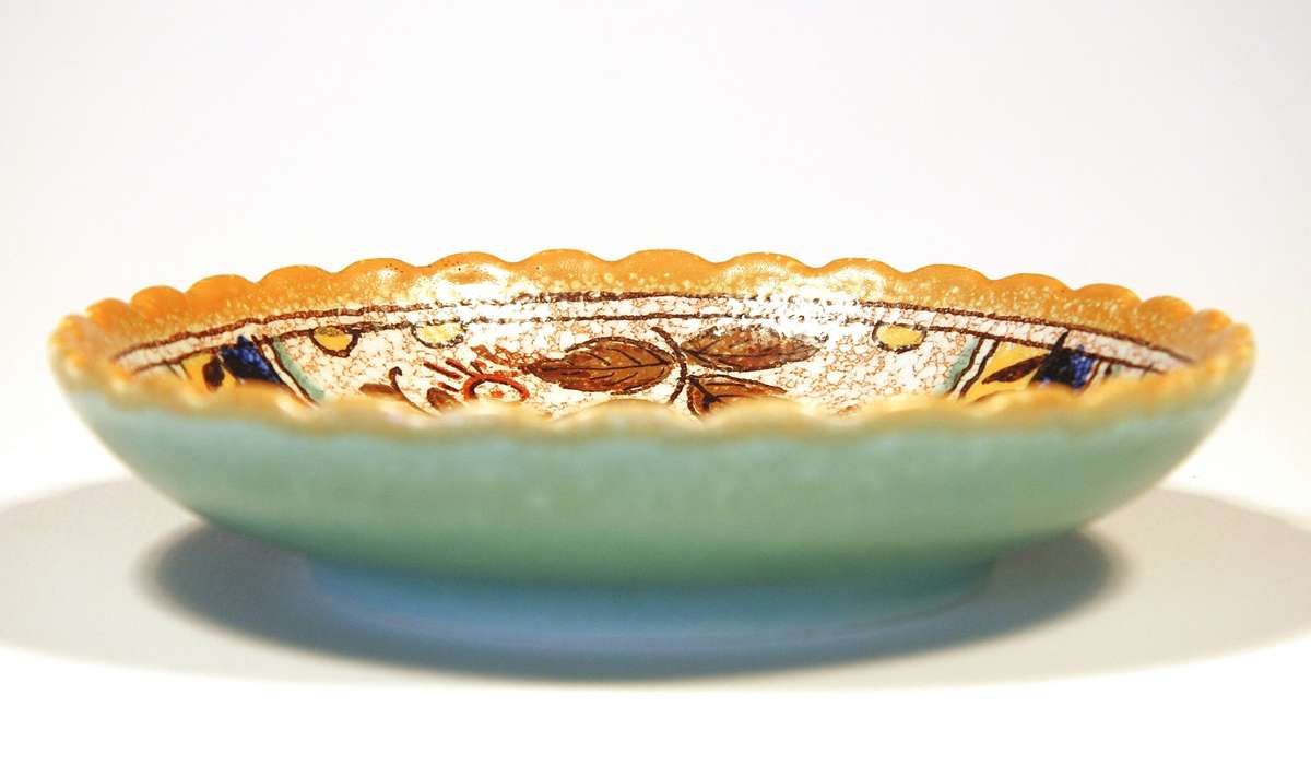 BEAUTIFULLY HAND-PAINTED MEDIUM SIZE GOUDA POTTERY DISH "JOMA"