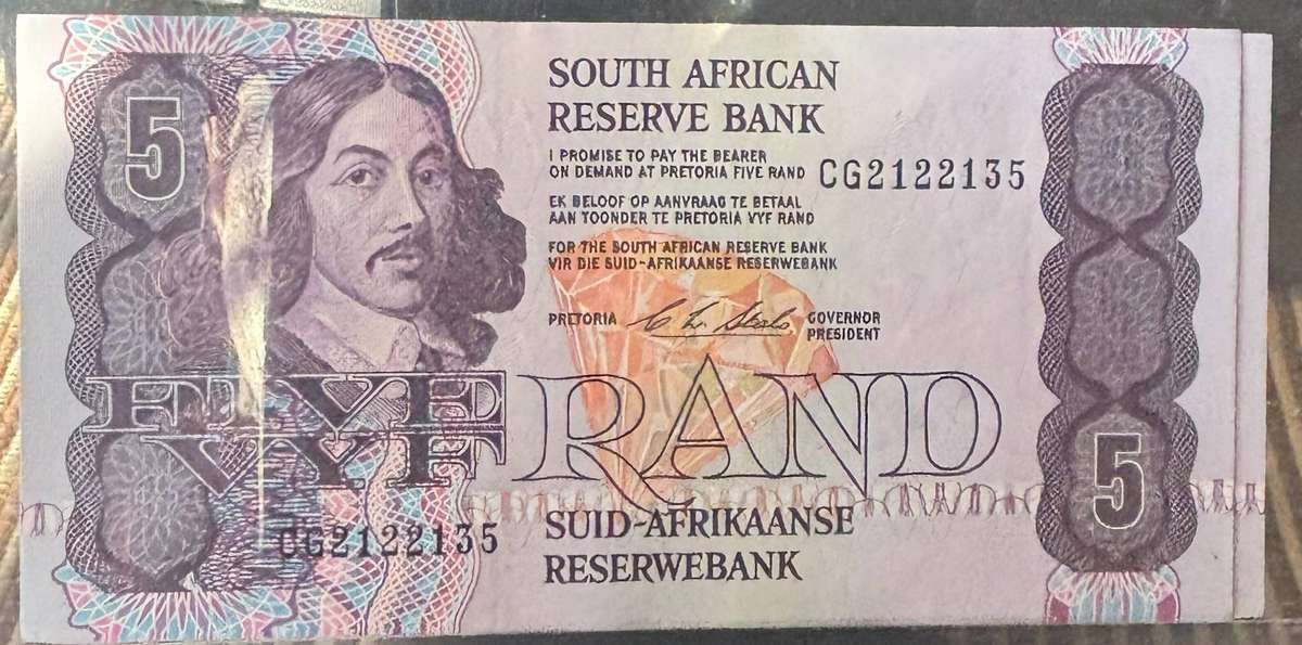 3x South African Five Rand notes with consecutive numbers