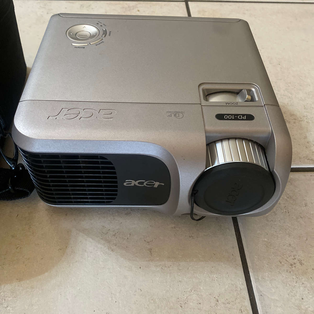 Acer PD-100 DLP Projector with screen