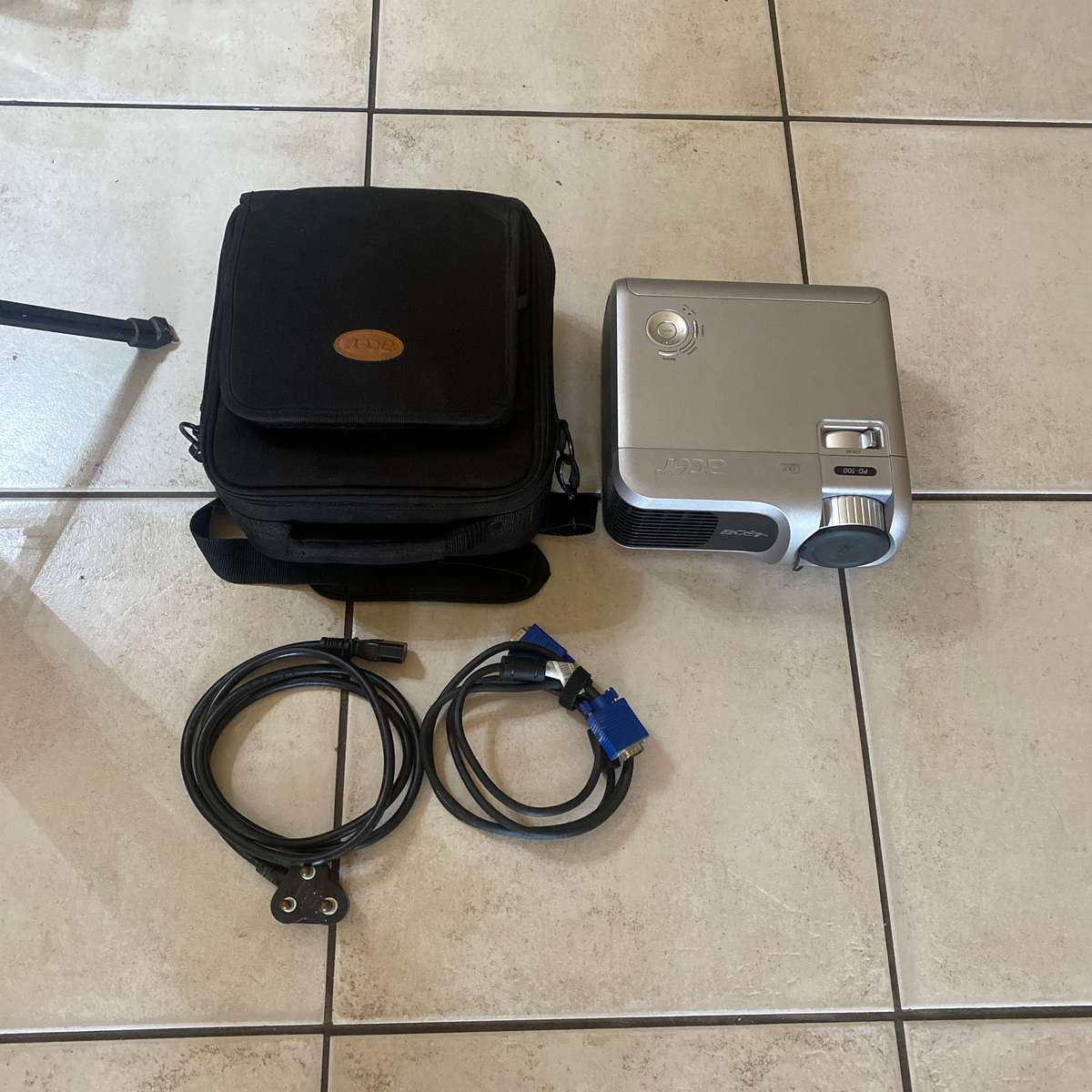 Acer PD-100 DLP Projector with screen