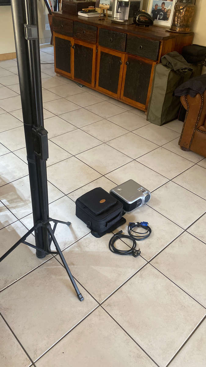 Acer PD-100 DLP Projector with screen