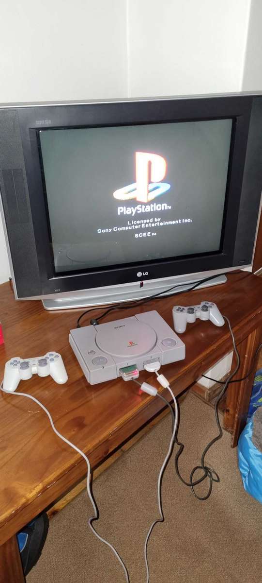 Original Playstation 1 - chipped with memory card and one working controller